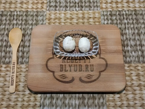 Лимон очистить от кожуры. Лимон очистить от кожуры.