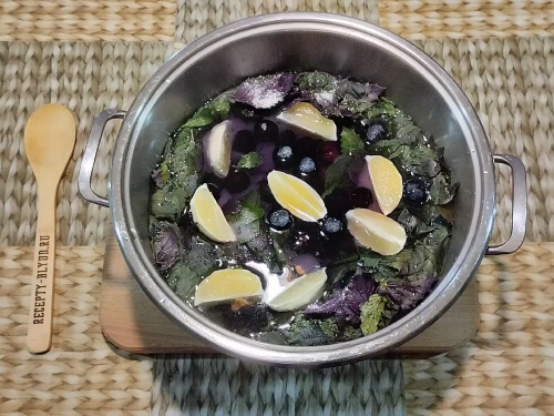 В кипящую вода положить листья базилика, лимон, тёрн, сахар. В кипящую вода положить листья базилика, лимон, тёрн, сахар.