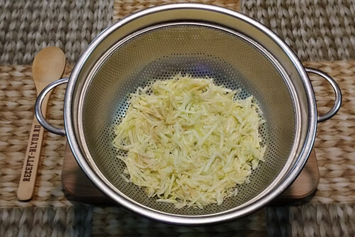 Кабачок натереть на тёрке. Откинуть на дуршлаг, посолить, дать стечь жидкости. Кабачок натереть на тёрке. Откинуть на дуршлаг, посолить, дать стечь жидкости.