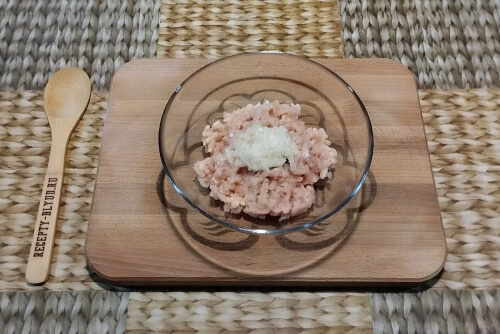 Перемолоть грудки и лук в фарш. Перемолоть грудки и лук в фарш.