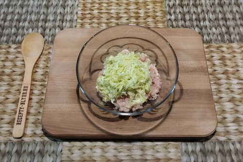 Кабачки отжать, добавить к фаршу. Кабачки отжать, добавить к фаршу.