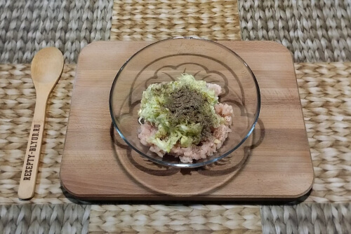 Добавить специи и соль. Добавить специи и соль.