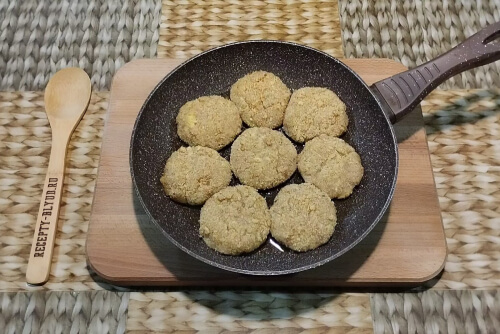 Сформировать средние котлеты, обвалять в сухарях, выложить на сковороду с разогретым маслом. Сформировать средние котлеты, обвалять в сухарях, выложить на сковороду с разогретым маслом.