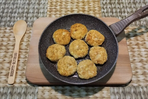 Обжарить котлеты с двух сторон до золотистой корочки. Обжарить котлеты с двух сторон до золотистой корочки.