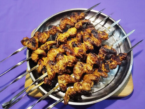 Кладём шампура на заранее прогретый мангал. Жарим с двух сторон до золотистой корочки. Кладём шампура на заранее прогретый мангал. Жарим с двух сторон до золотистой корочки.