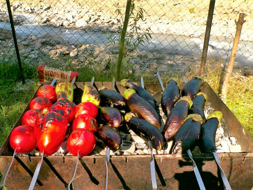 Запечь овощи до подгорелой кожицы.