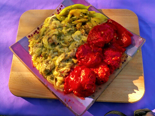 Готовые овощи очисть от кожуры. Перец очисть от семян.