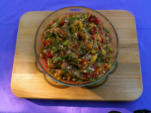 Овощи нарезать произвольно, добавить нарезанный репчатый лук, чеснок, зелень, масло, соль, сахар по вкусу.