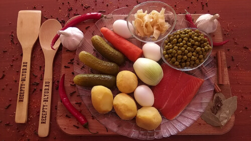 Картофель, морковь, яйца отварить, очистить от кожуры. Подготовить сёмгу, имбирь, зелёный горошек, огурцы, лук.