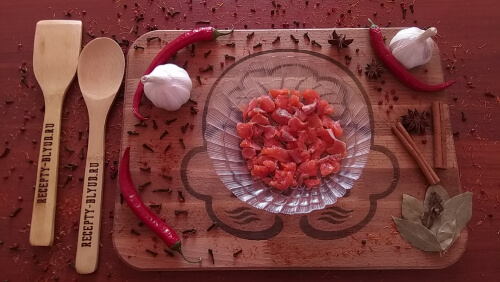 Семгу нарезать на мелкие кусочки.