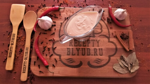 Майонез, сметану, горчицу смешать в однородную массу.