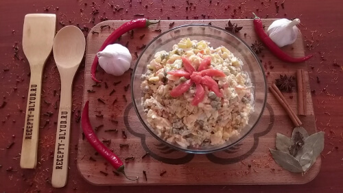 Все ингредиенты соединить в глубокой ёмкости (что бы было удобно смешивать). Маринованный лук отжать, добавить ко всем ингредиентам. Все заправить соусом, хорошо перемешать. Готовый салат переложить в салатницу, украсить сёмгой.