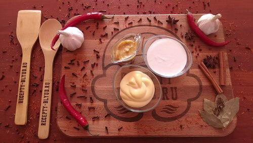 Подготовить майонез, сметану, горчицу для заправки салата.