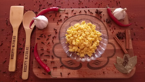 Картофель нарезать кубиком.