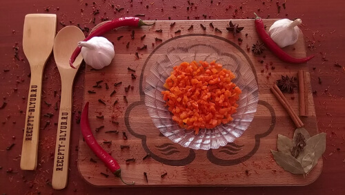 Морковь нарезать таким же кубиком.