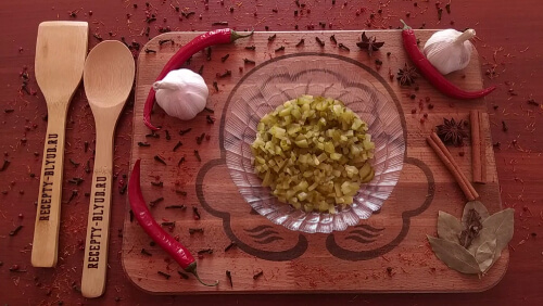 Огурцы нарезать кубиком, слегка отжать, слить сок.