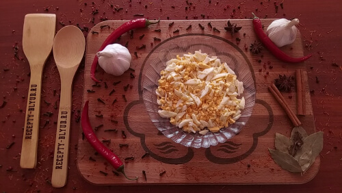 Яйца порубить.