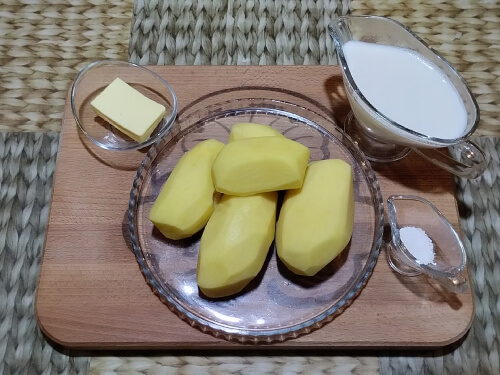 Приготовить продукты для пюре. Молоко вскипятить, картофель очистить. Приготовить продукты для пюре. Молоко вскипятить, картофель очистить.