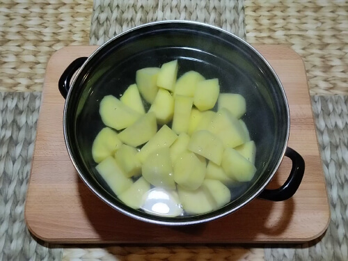 Картофель порезать, залить водой, посолить. Картофель порезать, залить водой, посолить.