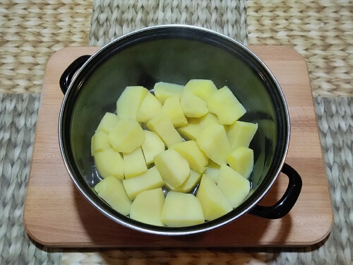 Сварить картофель до готовности, слить, оставить немного отвара. Сварить картофель до готовности, слить, оставить немного отвара.