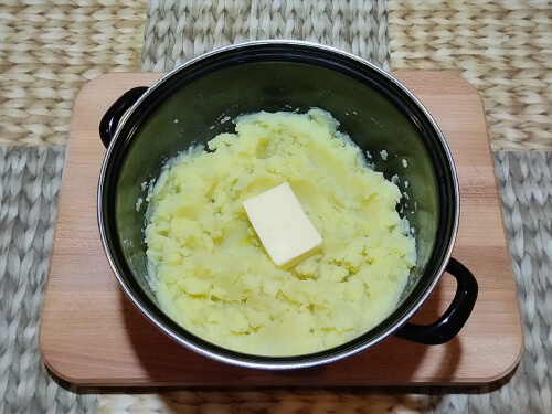 Размять картофель, добавить сливочное масло. Размять картофель, добавить сливочное масло.