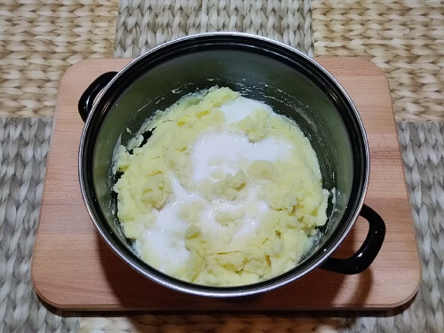 Постепенно влить кипячёное молоко, довести до консистенции пюре. Постепенно влить кипячёное молоко, довести до консистенции пюре.