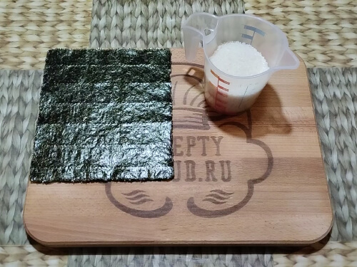 Подготовить листья нори.