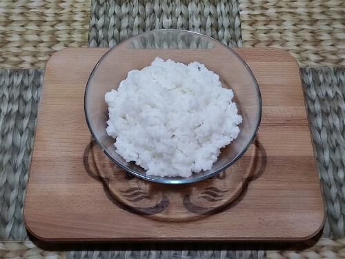 Рис комнатной температуры заправить, тщательно перемешать.