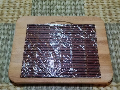 Коврик обернуть пищевой плёнкой.