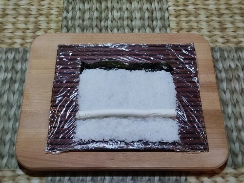 Набрать сыр в кондитерский шприц, и аккуратно выдавить полоску сыра по центру, чуть ближе к себе.