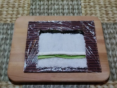 Выложить полоски огурца.