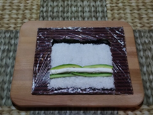 Выложить авокадо.