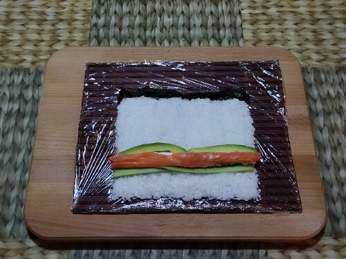 Выложить филе лосося.