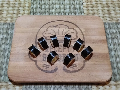 Разрезать ролл на части, острым ножом, смачивая его водой.