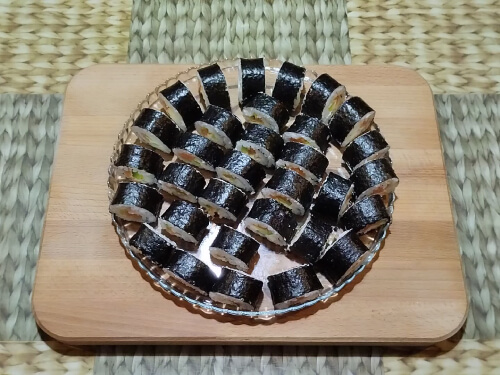 Выложить роллы на тарелку.