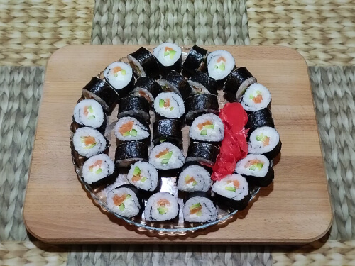 Подавать готовые роллы можно с соевым соусом, васаби, маринованным имбирём.