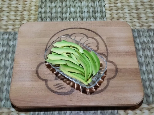 Авокадо очистить нарезать на полоски.