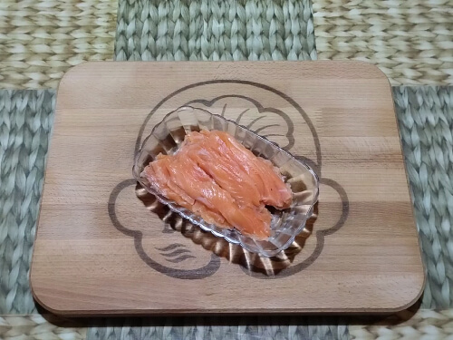 Рыбу нарезать тонкими полосками.