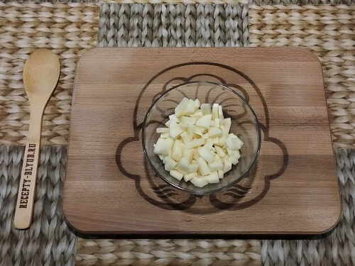 Картошку нарезать кубиками. Картошку нарезать кубиками.