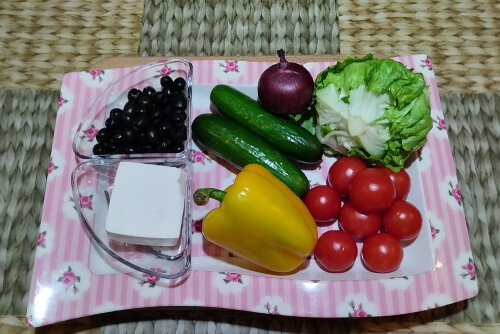 Подготовить продукты для салата.