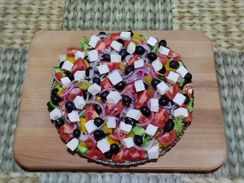 Сыр фета порезать небольшими кубиками.