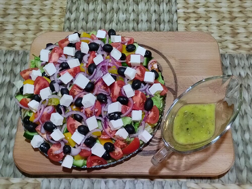 Для заправки смешать оливковое масло с соком лимона, орегано, солью, сахаром.