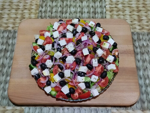 Полить салат заправкой, при желании поперчить.