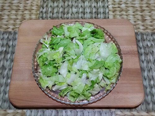 Салат Айсберг нарезать, разложить на блюде.