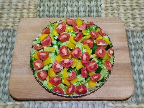 Помидоры Черри нарезать дольками, добавить в салат.