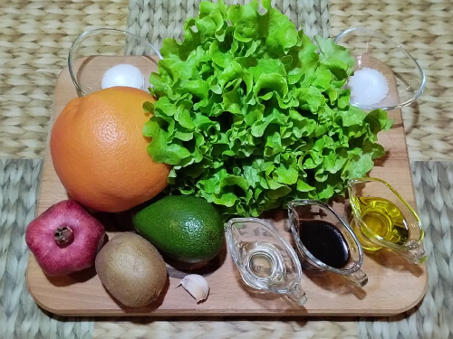 Подготовить продукты для салата.