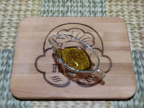 Смешать оливковое масло, соевый соус, грейпфрутовый сок (оставшийся после чистки), яблочный уксус, сахар, соль, натертый чеснок.