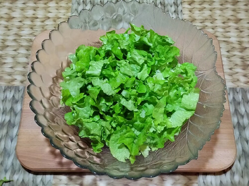 Нарезать салатные листья или порвать руками.