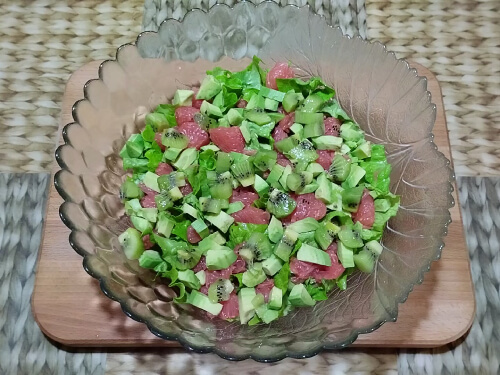 Добавить нарезанные авокадо и киви.