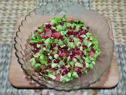 Добавить зёрна граната. (половину оставить на украшение).